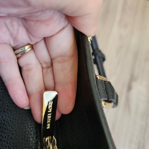 Like New Michael Kors Leather 2 way Shoulder Bag - Picture 9 of 13